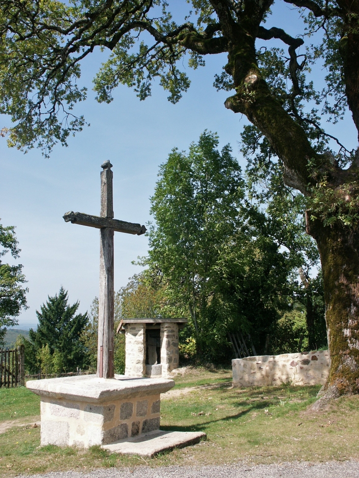 Près de l'église Sainte Anne, croix de mission et le puits. - Sainte-Anne-Saint-Priest