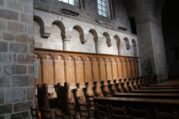 Stalles en chêne du XVe siècle et les arcatures de la nef. Eglise abbatiale Saint Pierre. - Solignac