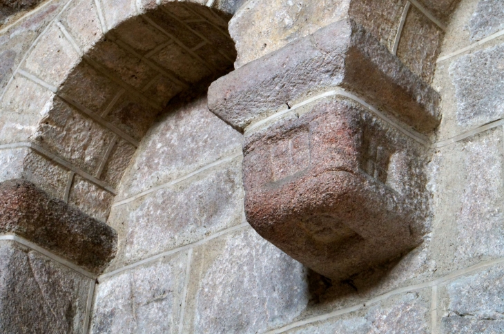 Les arcatures de la nef reposent sur des chapiteaux sculptés. Eglise abbatiale Saint Pierre. - Solignac