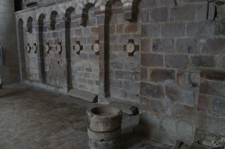 Les arcatures de la nef au sud de l'église abbatiale Saint Pierre. - Solignac