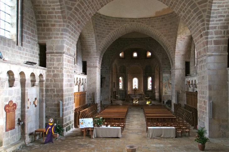 La nef vers le choeur. Eglise abbatiale Saint Pierre. - Solignac