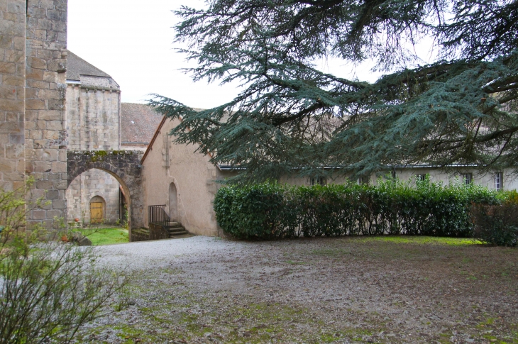 A l'intérieur du jardin de l'abbbaye Saint Pierre. - Solignac