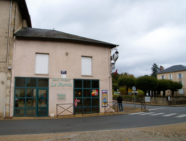 Commerce près de l'église. - Solignac