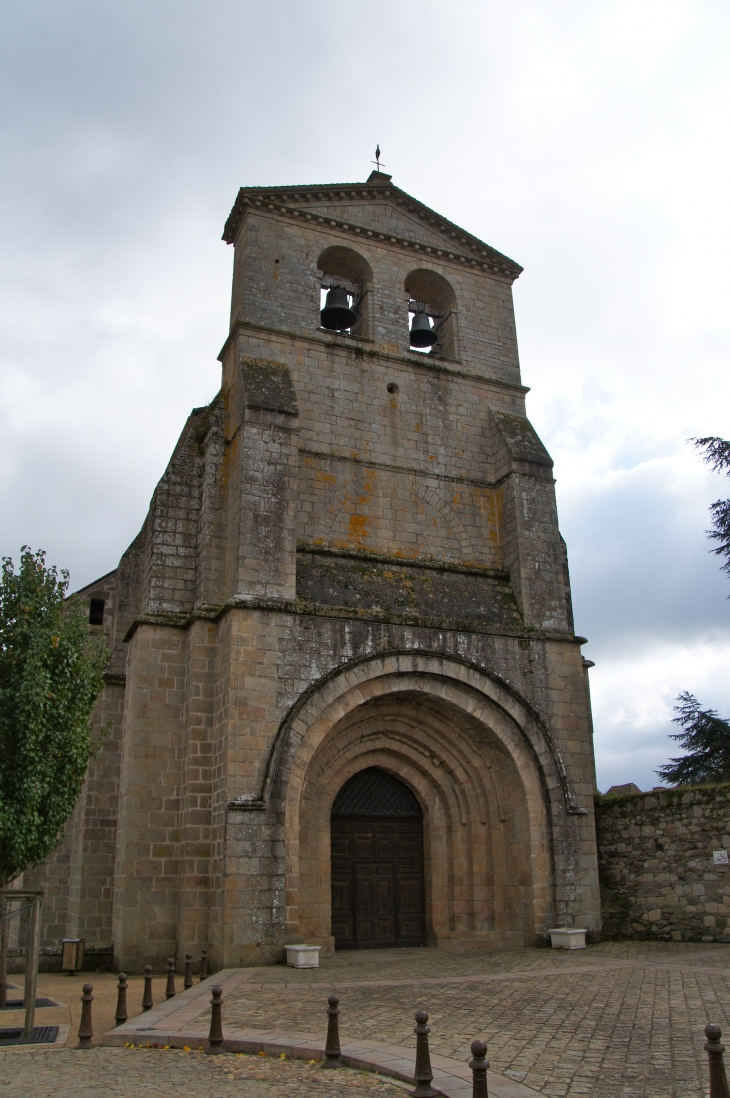 Façade occidentale de l'église abbatiale Saint Pierre duXIIe siècle. - Solignac