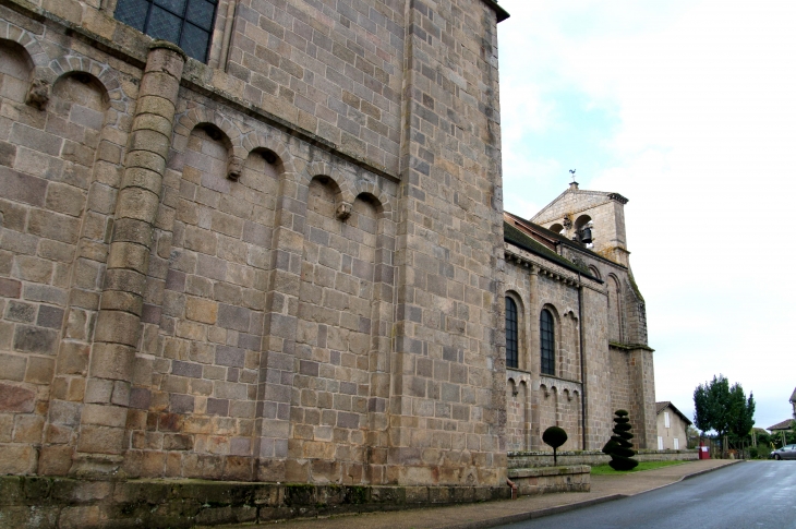 Façade nord de l'église abbatiale Saint Pierre. - Solignac