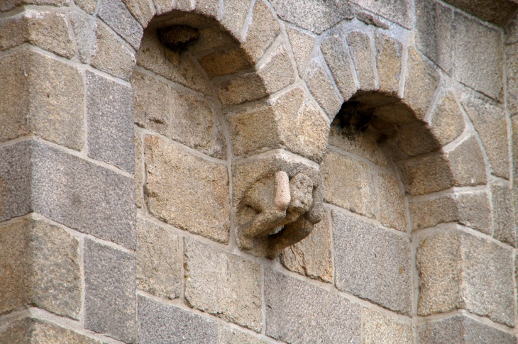 Détail : arcatures de la façade nord de l'église abbatiale Saint Pierre. - Solignac