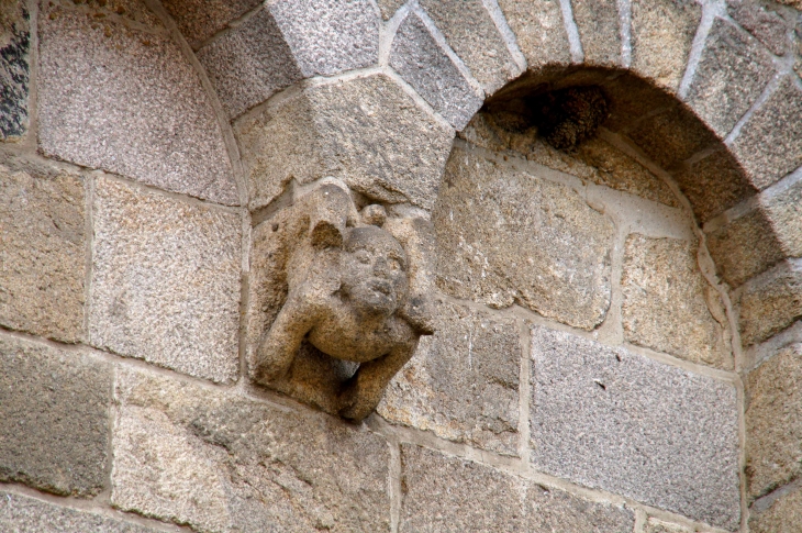 Détail : arcatures de la façade nord de l'église abbatiale Saint Pierre. - Solignac