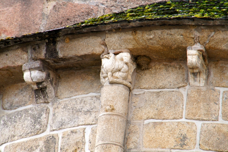 Modillons et chapiteau du chevet de l'église abbatiale Saint Pierre. - Solignac