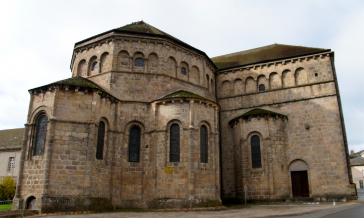 Chevet et bras nord du transept de l'église abbatiale Saint Pierre. - Solignac