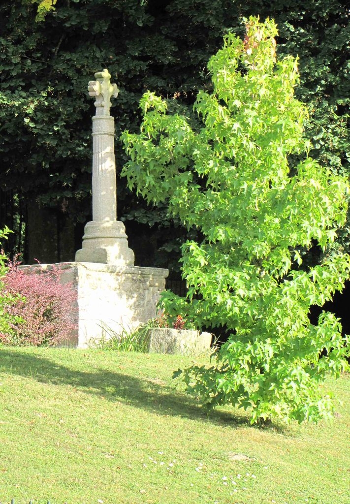 Croix de granit fleurdelisée - Thouron