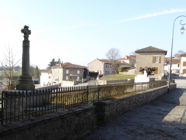 Vue sur le village - Thouron