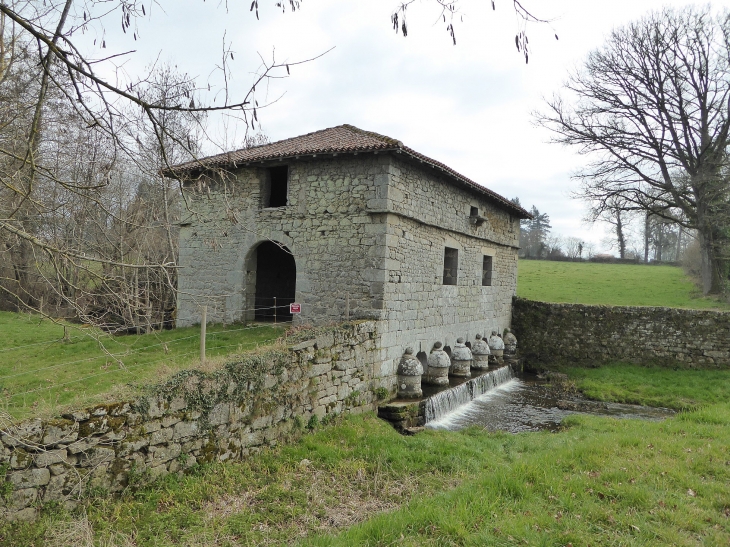 L'unique pont colombier de France - Veyrac