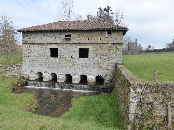 L'unique pont colombier de France - Veyrac