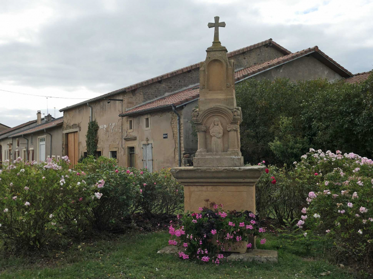 Calvaire dans le village - Abbéville-lès-Conflans