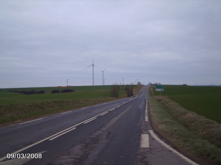 Premières éoliennes sur la commune de Anoux,vues de Lantéfontaine