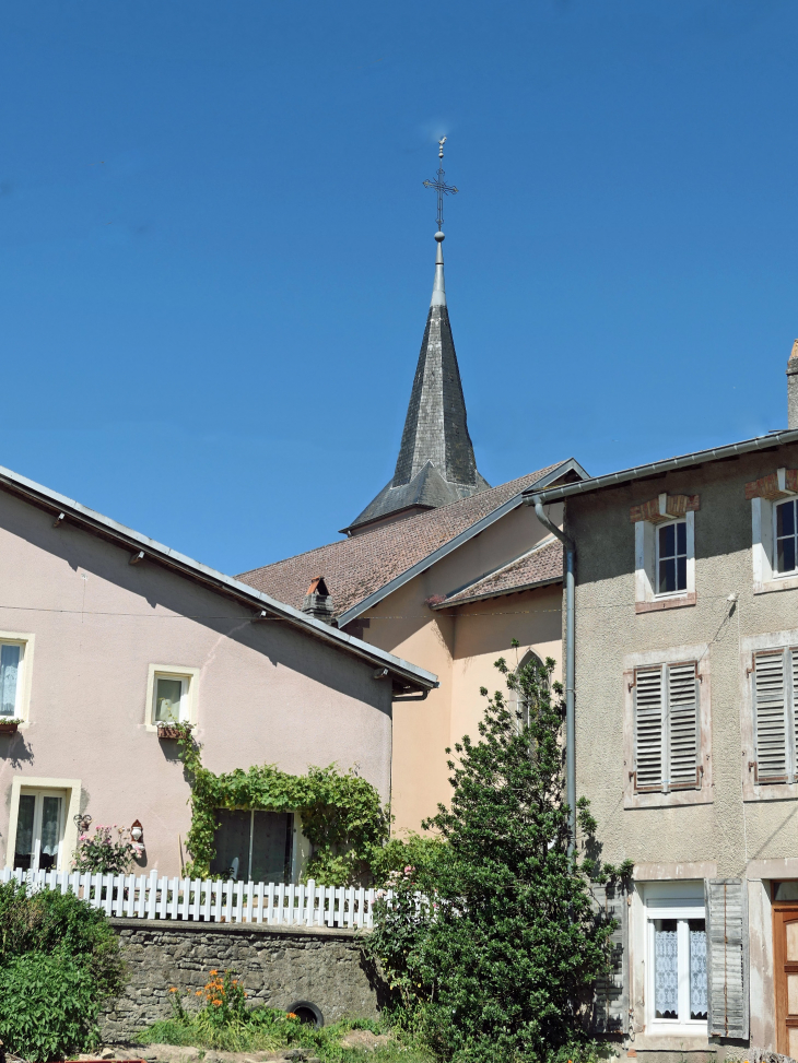 L'église derrière les maisons - Autrepierre