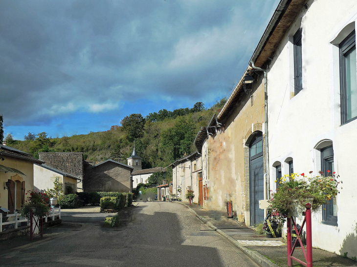 La rue principale vers l'église - Bouillonville