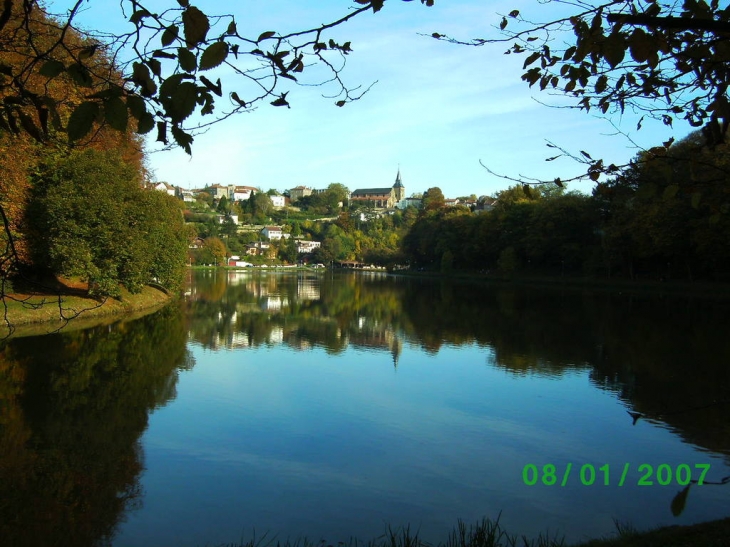 Plan d'eau, vue de l'ancienne voie férrée - Briey