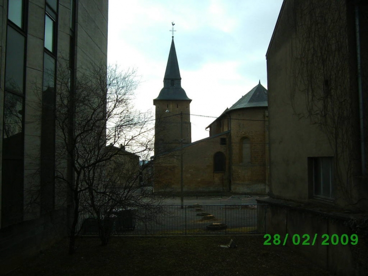 Abattage des arbres sur la place à coté de l' église - Briey