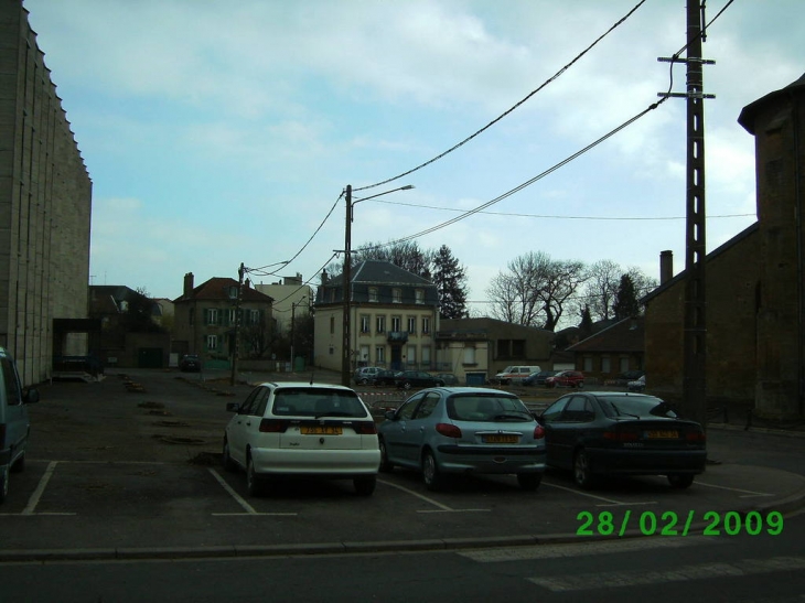 Abattage des arbres sur la place à coté de l' église - Briey