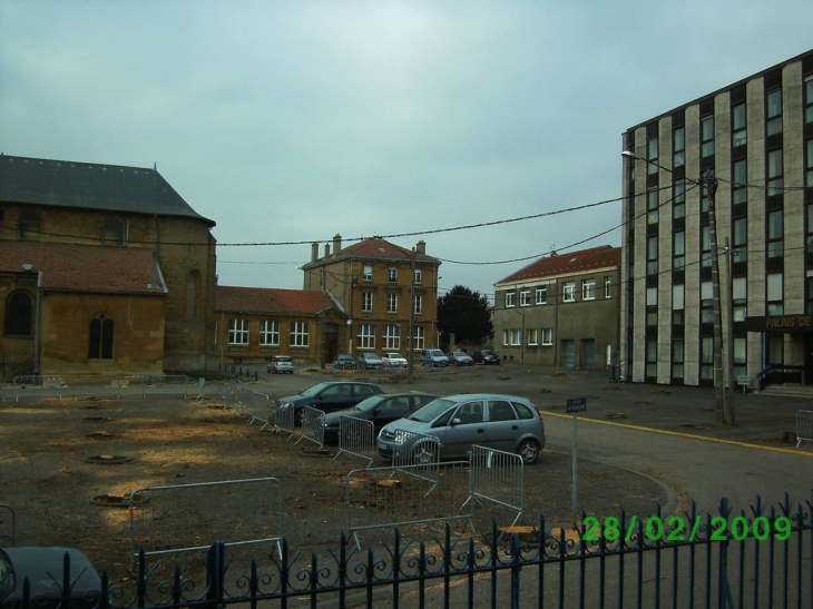 Abattage des arbres sur la place à coté de l' église - Briey