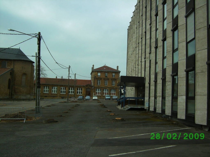 Au fond, bibliothéque municipale - Briey