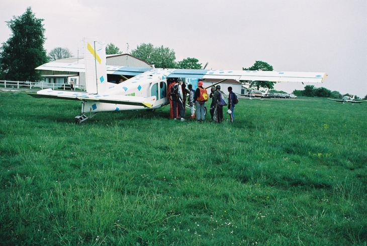 Avion du club de parachutisme - Doncourt-lès-Conflans