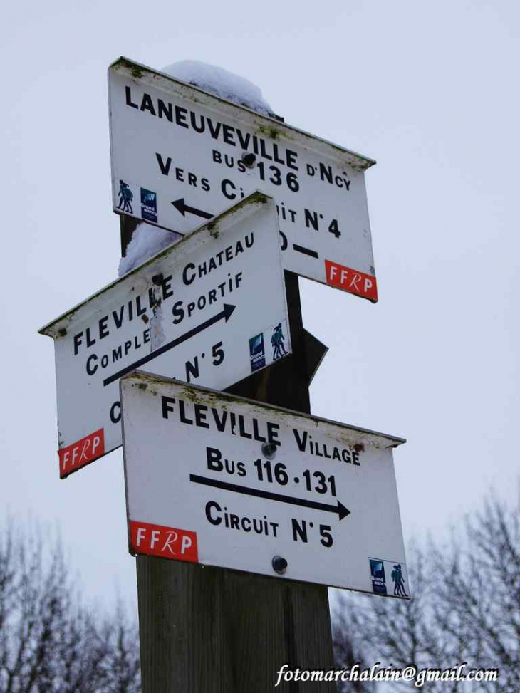 Panneaux de direction, le long du canal - Fléville-devant-Nancy