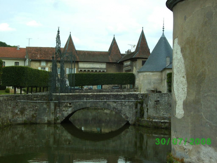 Vue extérieure du châteaux - Haroué