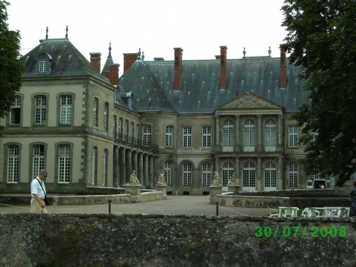 Vue extérieure du châteaux - Haroué