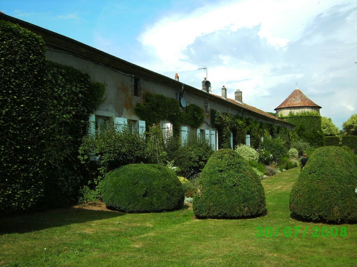 Ferme attenante au châteaux - Haroué