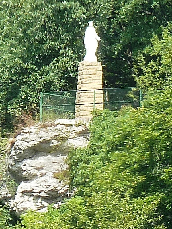 La vierge sur le rocher veille sur le village - Jaulny