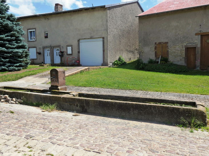 Fontaine devant les maisons - Juvrecourt