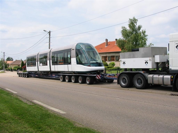 Tramway Strasbourgeois de passage par Lantéfontaine, rue de Metz