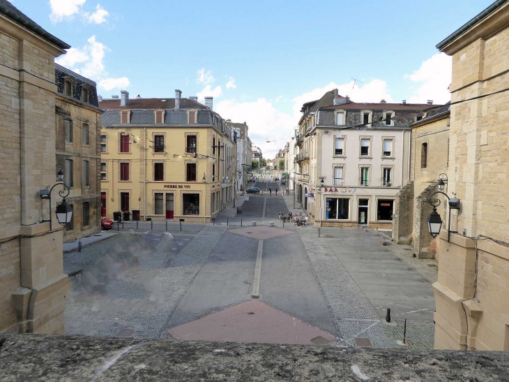 Citadelle Vauban : la rue principale vue du rempart - Longwy