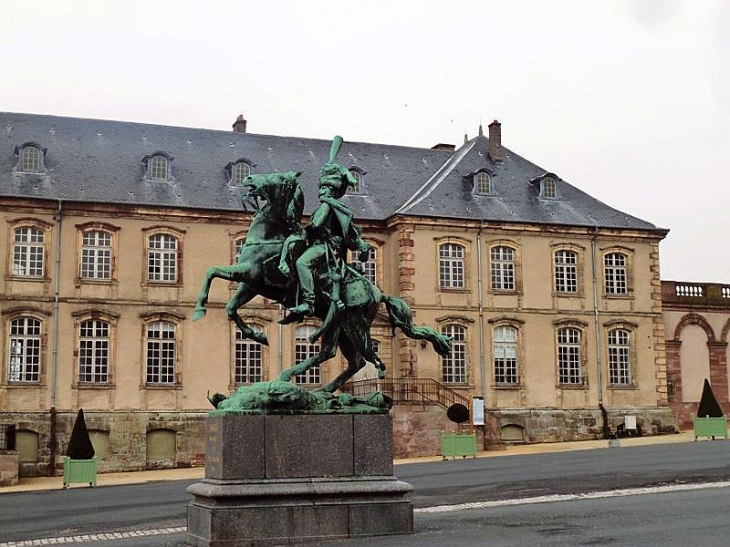 Statue équestre du Général  Lasalle dans la cour d'honneur du château - Lunéville