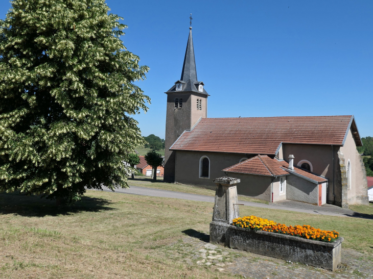 Fontaine près de l'église - Montigny