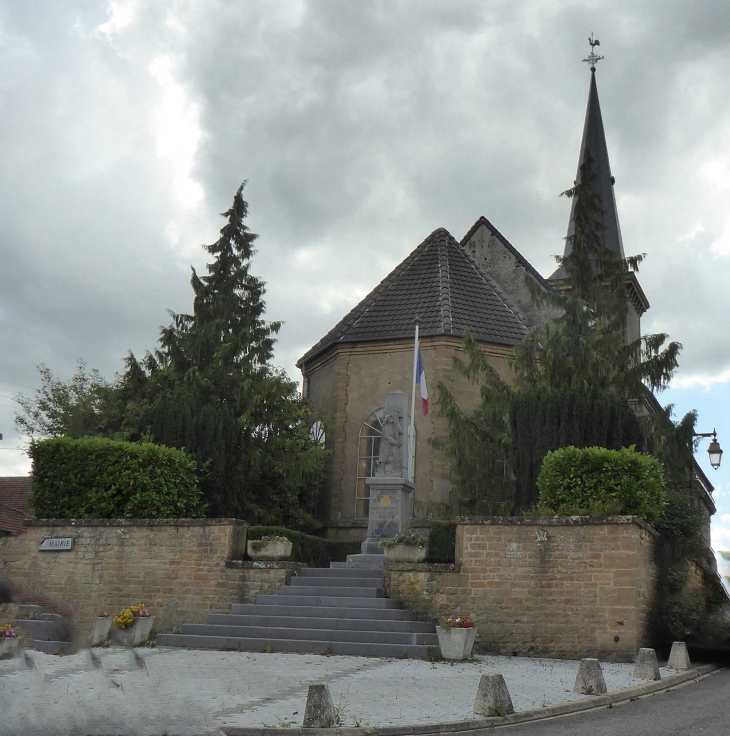 Le monument aux morts derrière l'église - Morfontaine