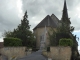 le monument aux morts derrière l'église