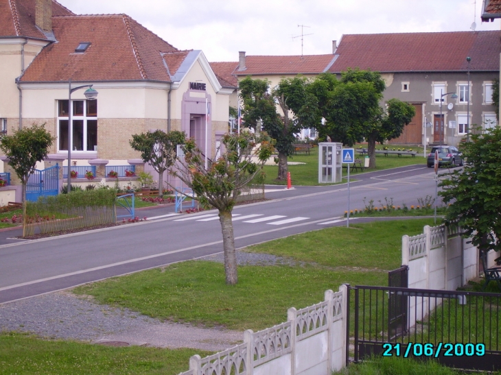 Vue sur Mairie, Ecole et la place - Nonhigny