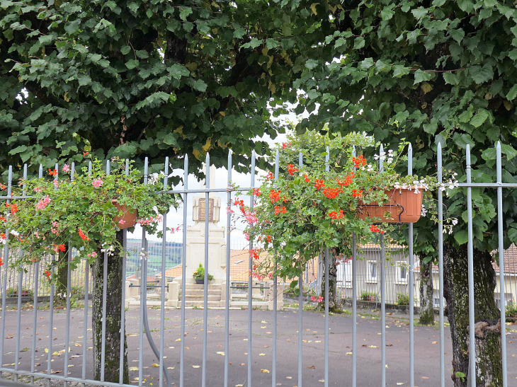 Le monument aux morts dans la cour - Norroy-lès-Pont-à-Mousson