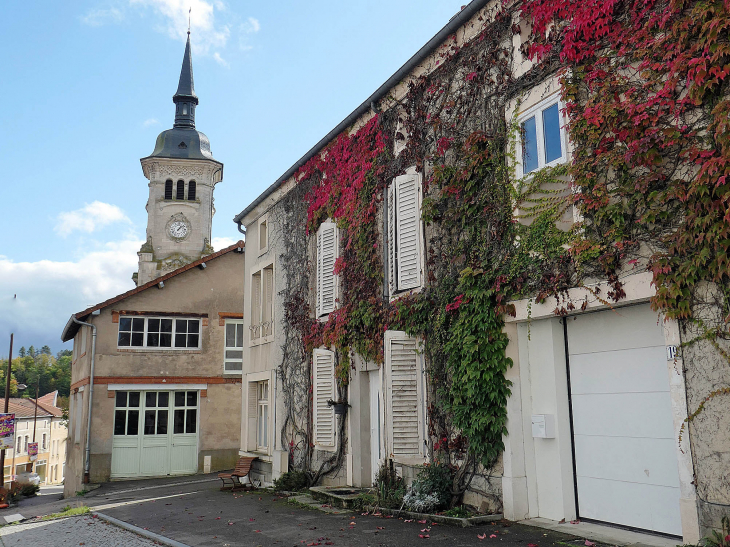 Dans le village vers l'église - Thiaucourt-Regniéville