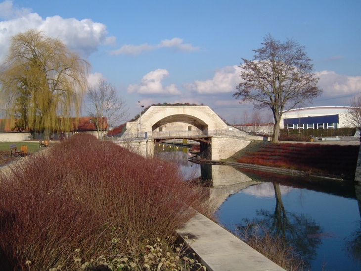 Toul, la canonnière sur le Canal de la Marne au Rhin