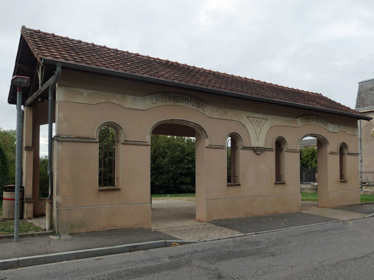 Tucquegnieux village : l'abri bus dans l'ancien lavoir communal