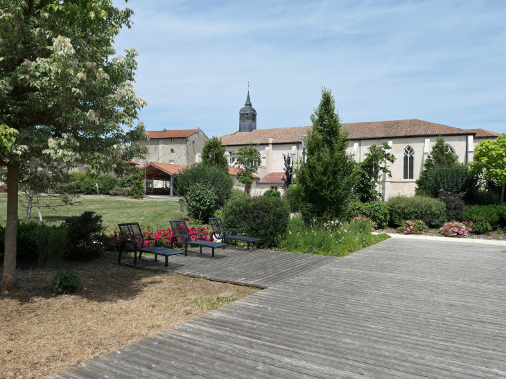 L'église Saint Gorgon vue du parc du Prieuré - Varangéville