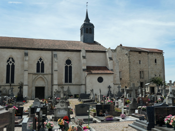 L'église Saint Gorgon  et le prieuré vus du cimetière - Varangéville