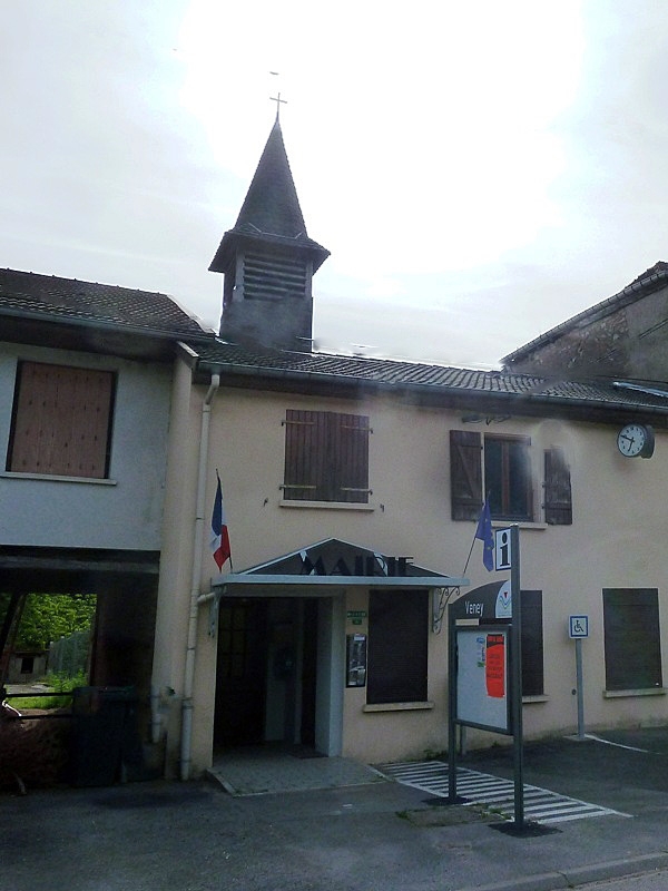 Clocheton sur la mairie car le village est sans église - Veney