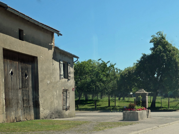 Fontaine dans le village - Verdenal