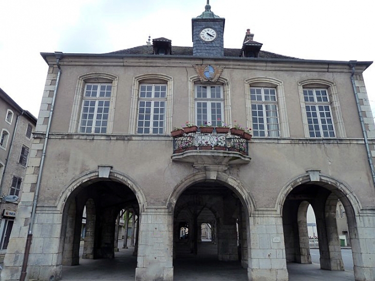 La halle sous l'hôtel de ville - Vézelise