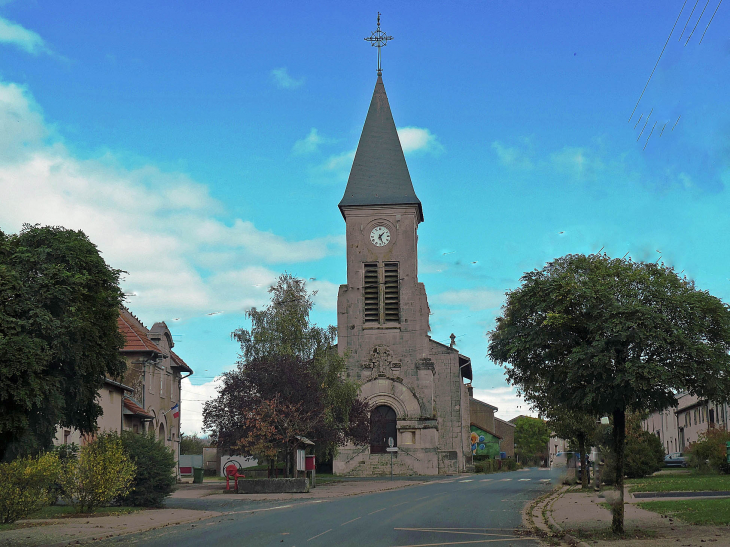 L'église au milieu duvillage - Viéville-en-Haye